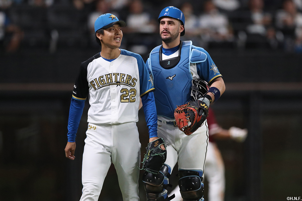 7回表を抑えた杉浦投手とマルティネス選手