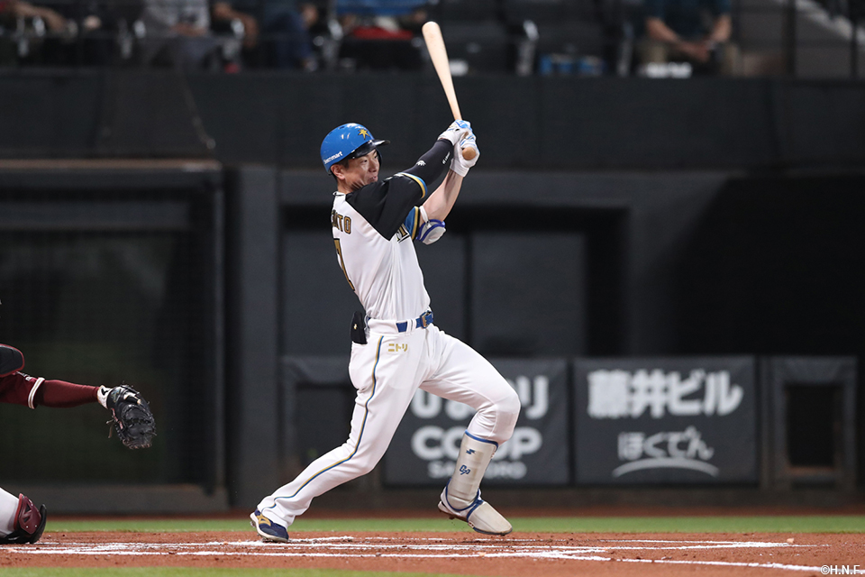 1回表、センターへヒットを放つ松本剛選手