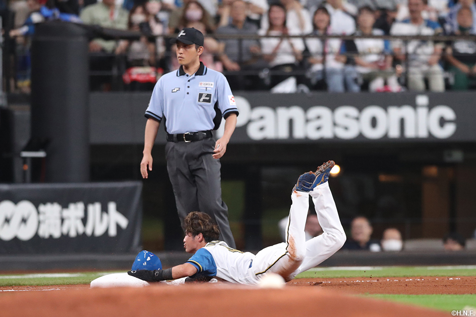 2回裏、好走塁をみせる上川畑選手