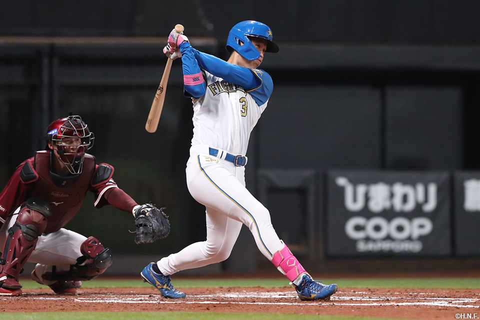 2回裏、ライトへ先制の適時打を放つ加藤豪選手
