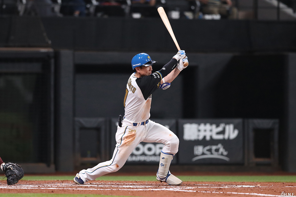 3回裏、レフトへヒットを放つ松本剛選手01