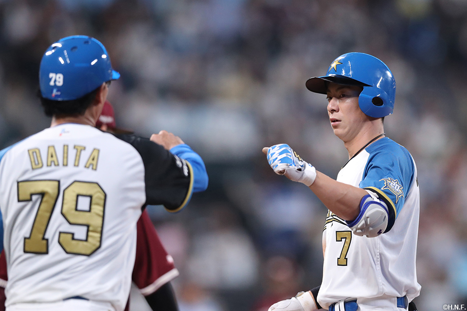 3回裏、レフトへヒットを放つ松本剛選手02