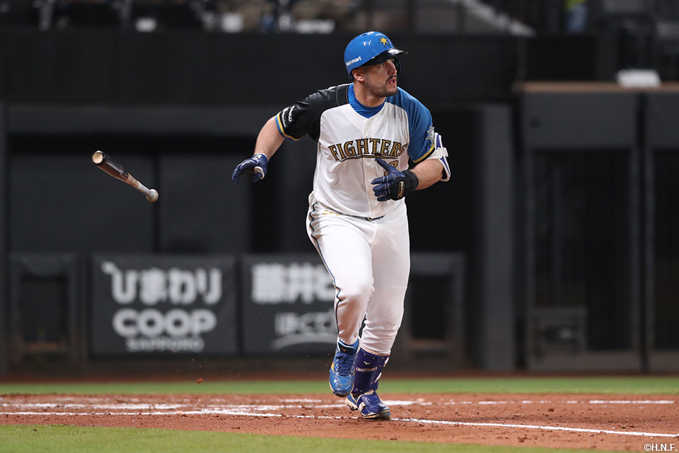 4回裏、センターへヒットを放つマルティネス選手01