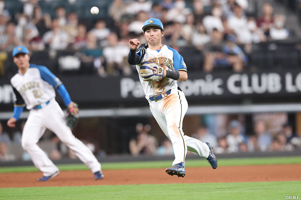 7回表、好守をみせる上川畑選手