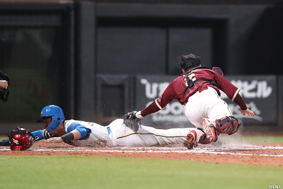 7回裏、好走塁をみせた江越選手