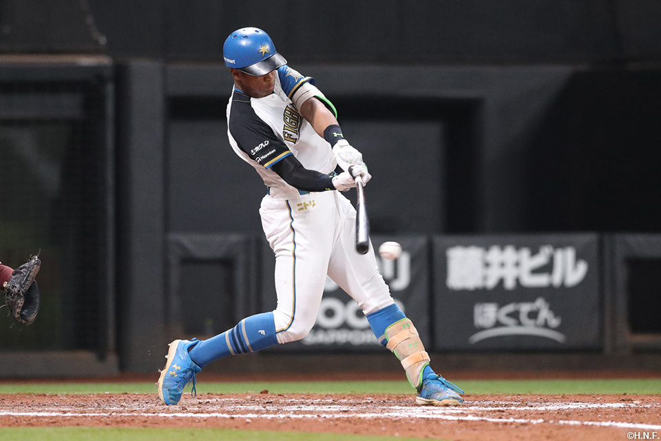 8回裏、ショートへ二塁打を放つ万波選手