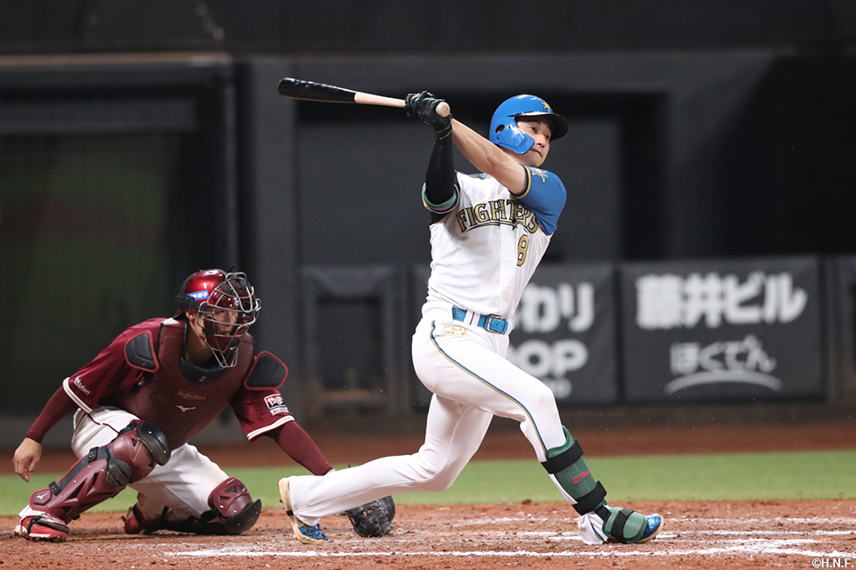 8回裏、ピッチャーへ適時内野安打を放つ淺間選手