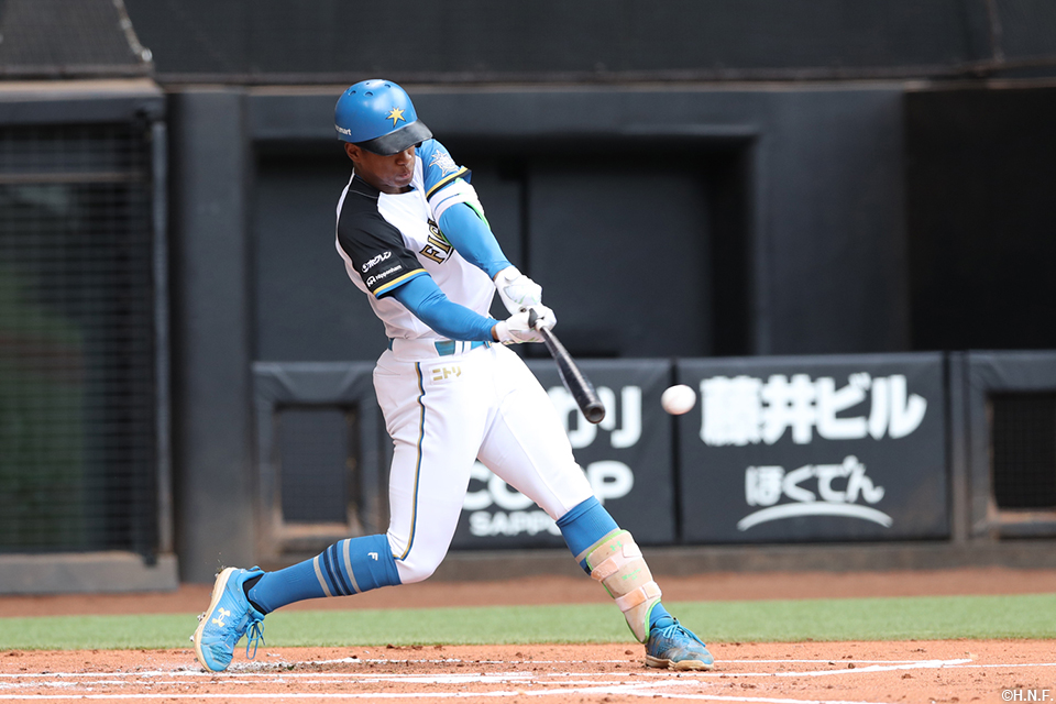 1回裏、レフトへヒットを放つ万波選手