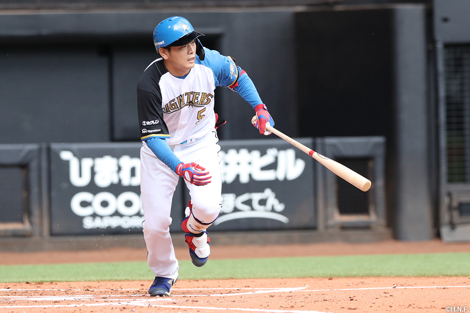 1回裏、三塁走者が還り同点となる打球を放つ野村選手