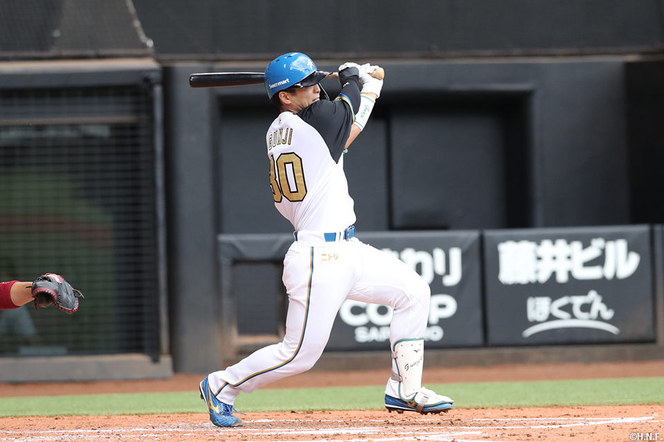 2回裏、センターへヒットを放つ郡司選手