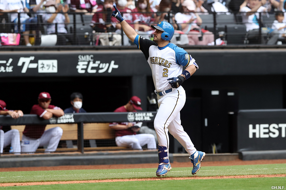 3回裏、勝ち越し本塁打を放ったマルティネス選手01