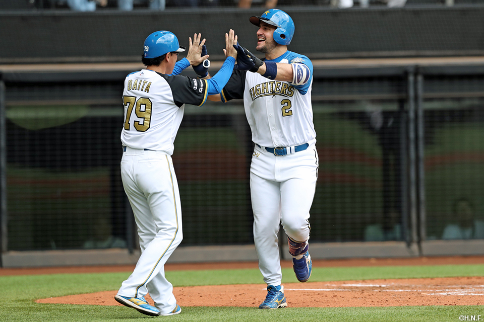 3回裏、勝ち越し本塁打を放ったマルティネス選手02