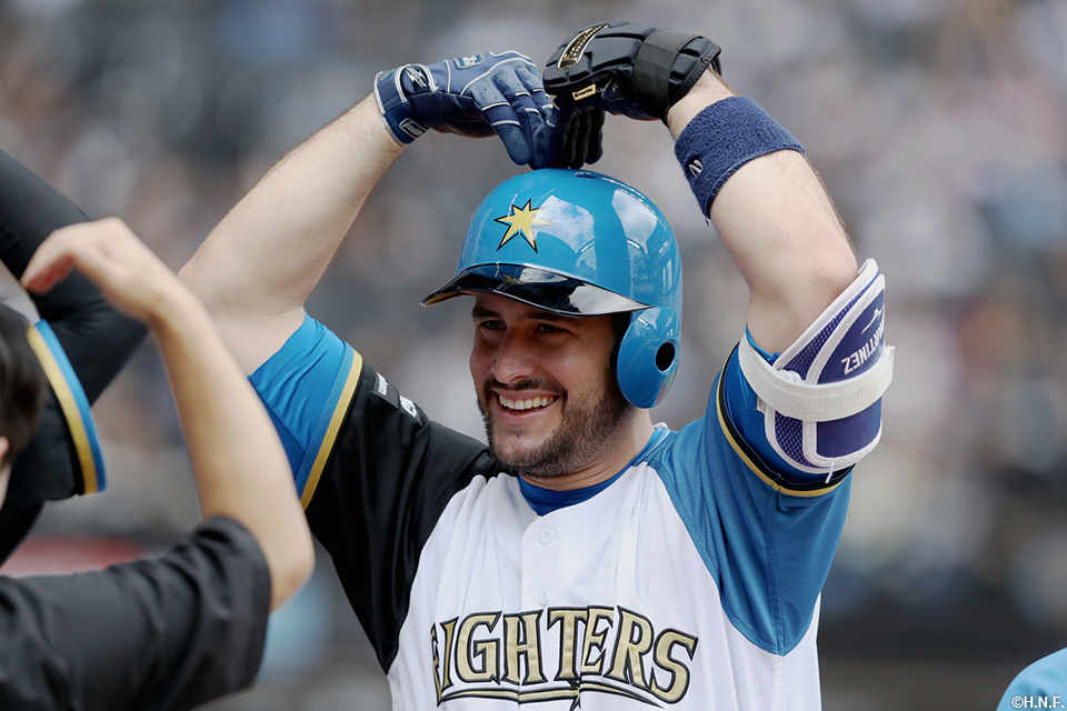 3回裏、勝ち越し本塁打を放ったマルティネス選手03