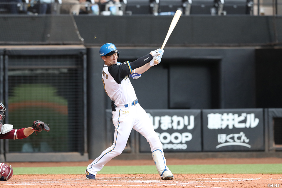 5回裏、ライトへヒットを放つ松本剛選手