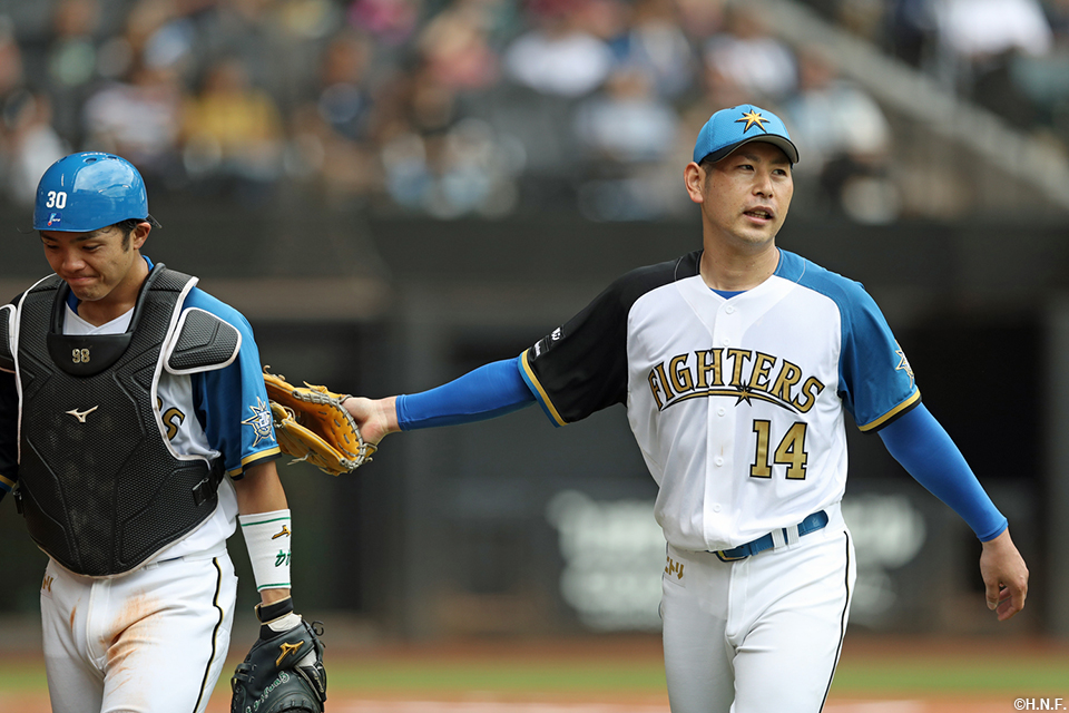 6回表を終えた郡司選手と加藤貴投手