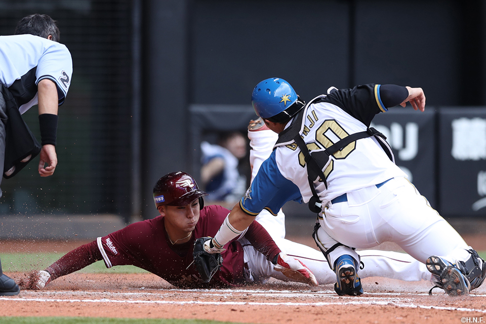 7回表、万波選手の好返球でアウトにする郡司選手01