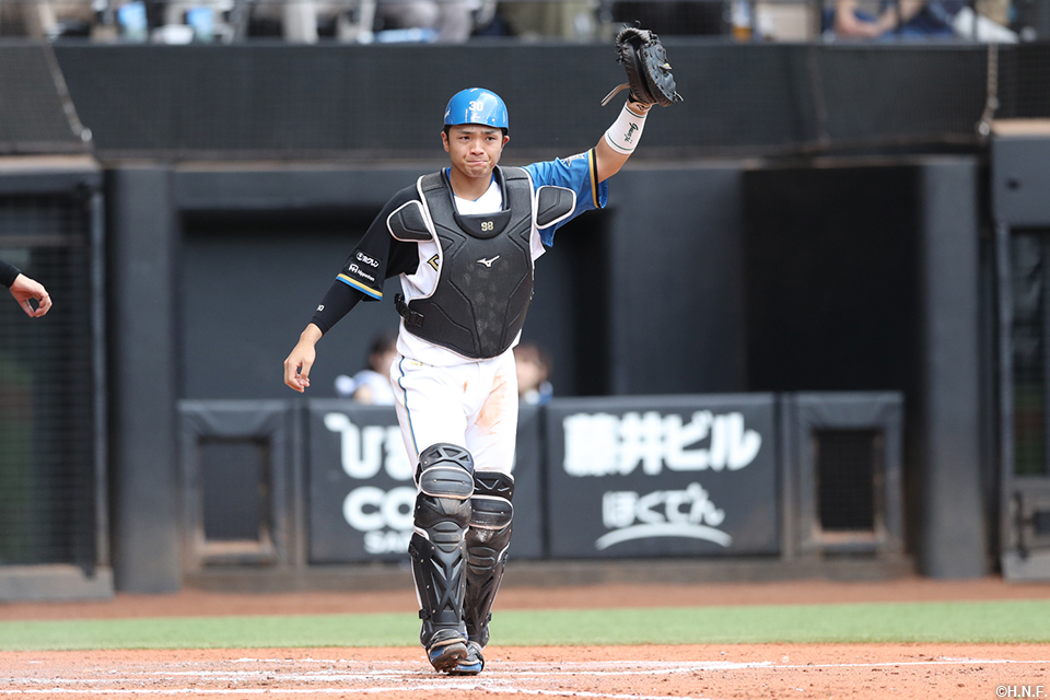 7回表、万波選手の好返球でアウトにする郡司選手02