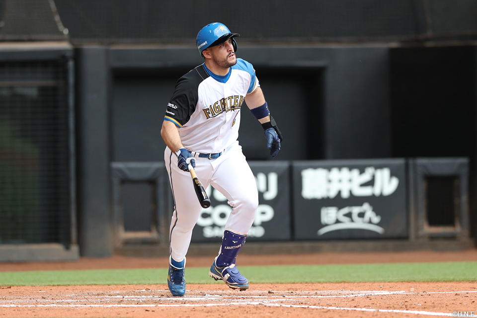 7回裏、ライトへヒットを放つマルティネス選手