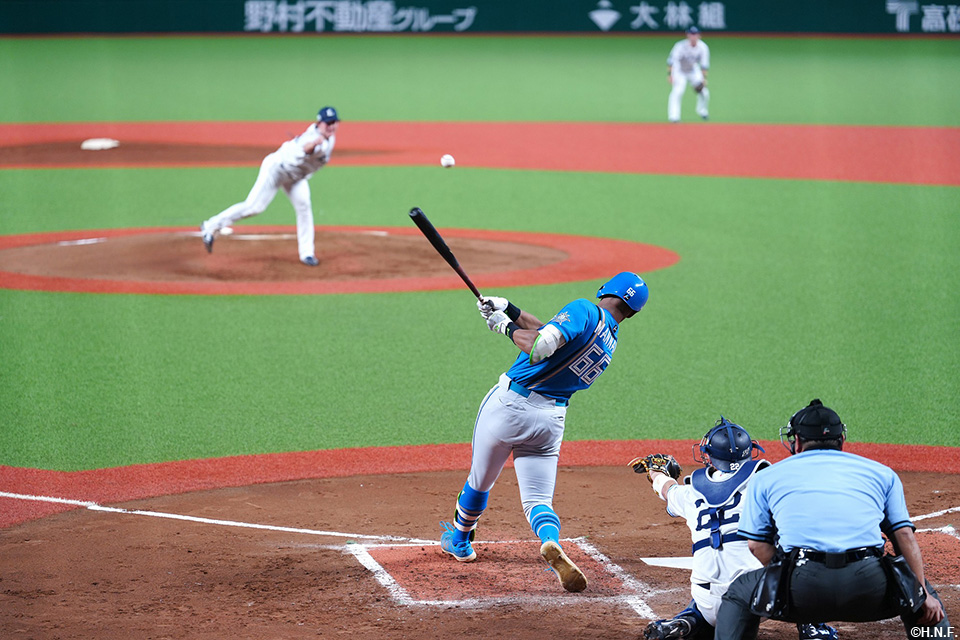 4回表、センターへヒットを放つ万波選手