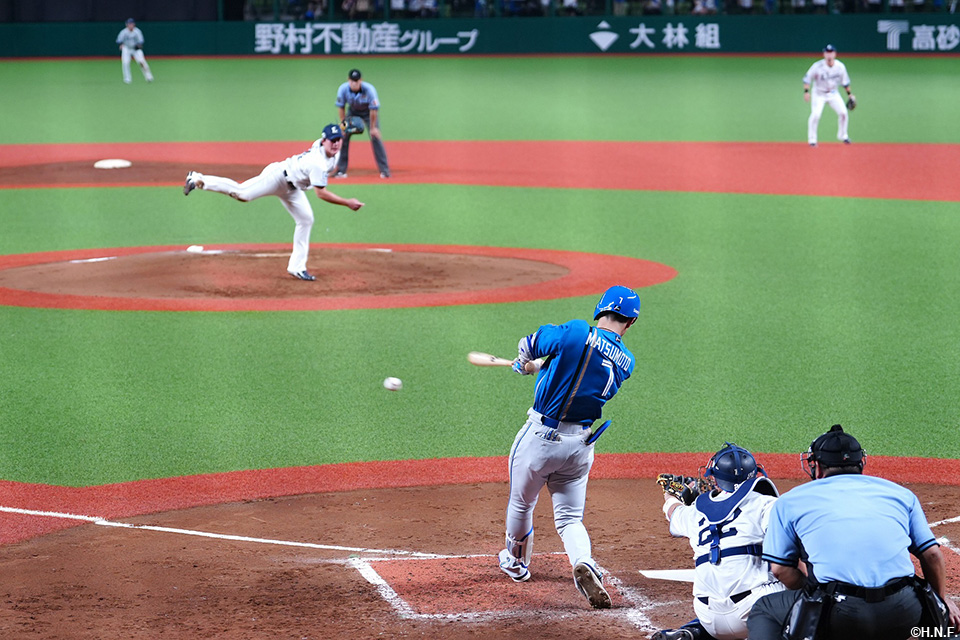 4回表、レフトへヒットを放つ松本剛選手