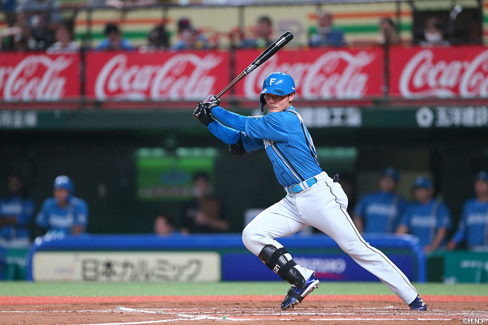 8回表、レフトへヒットを放つ清宮選手