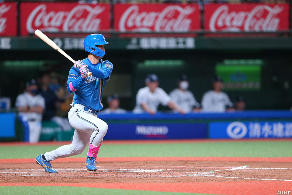 9回表、センターへヒットを放つ加藤豪選手01