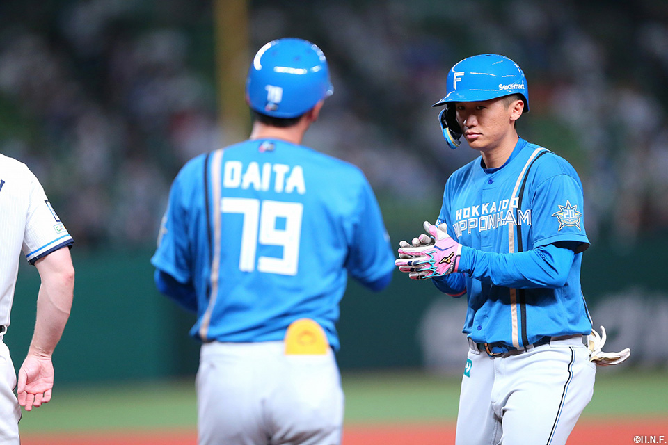 9回表、センターへヒットを放つ加藤豪選手02