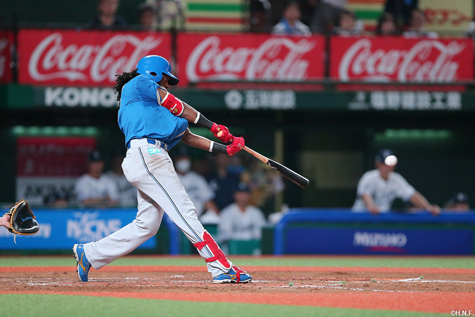 4回表、二塁打を放つハンソン選手01