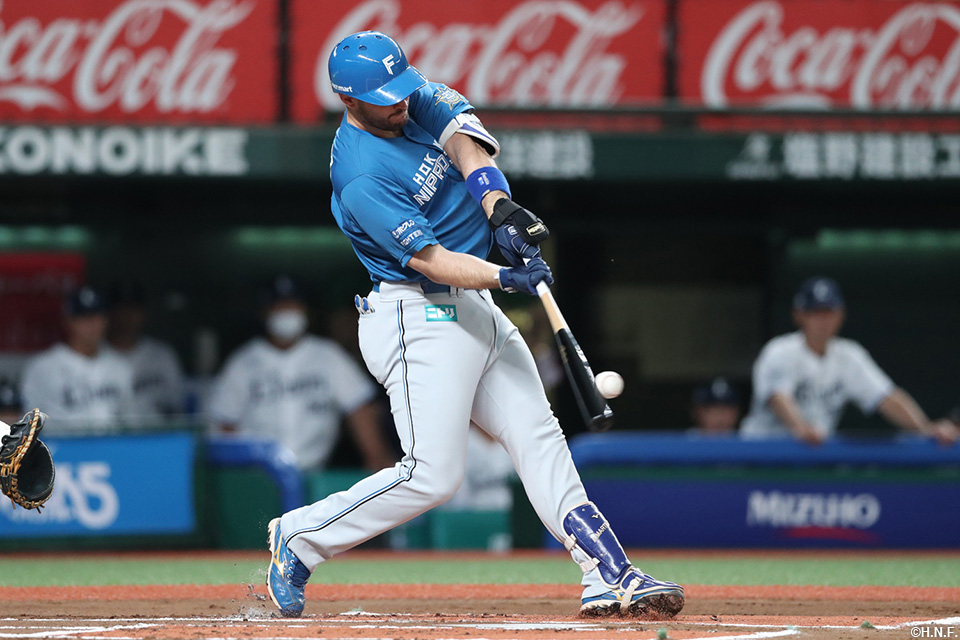 1回表、先制の2ランホームランを放つマルティネス選手01