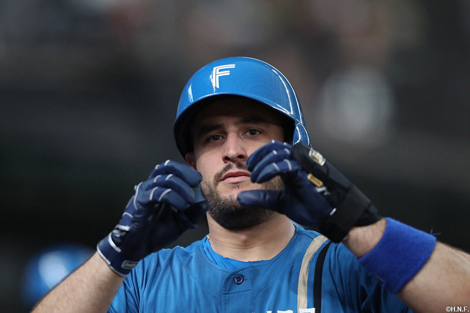 "1回表、先制の2ランホームランを放つマルティネス選手02