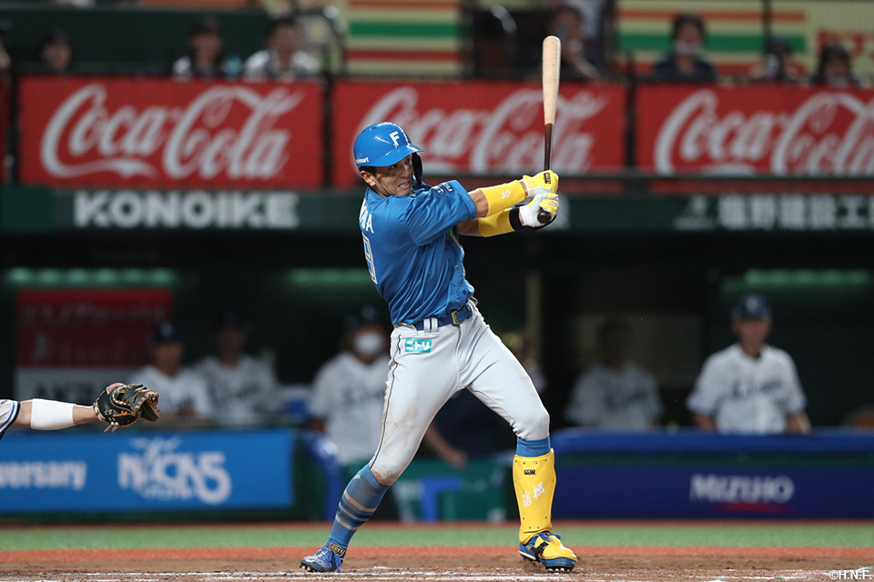 7回表、猛打賞となるヒットを放つ山田選手