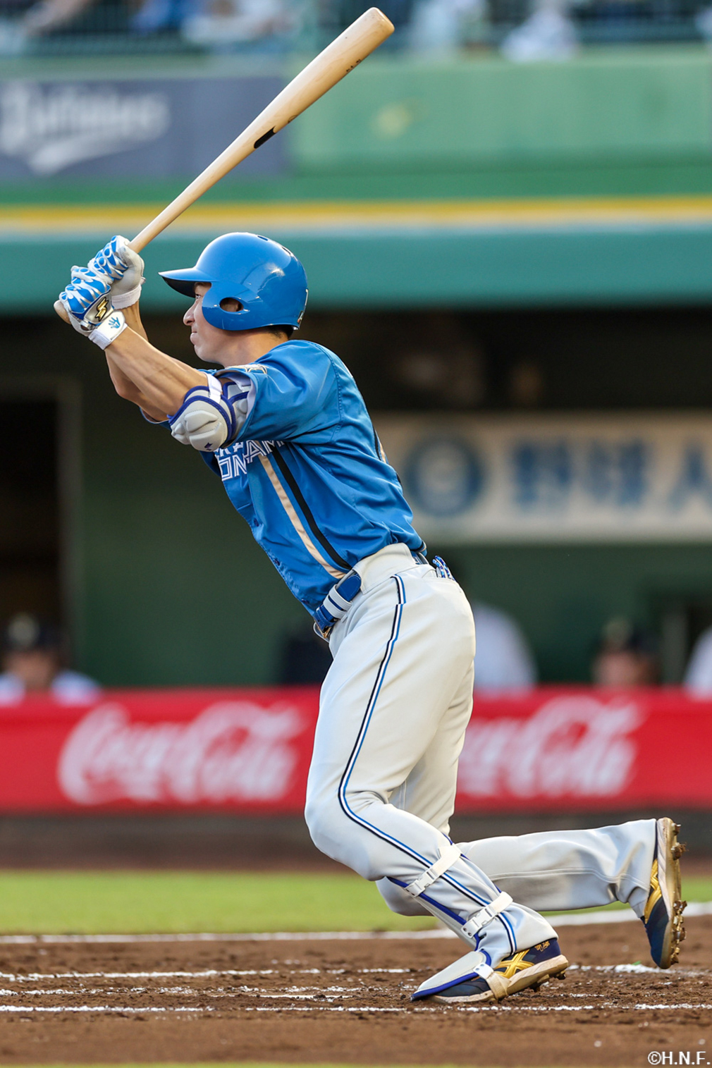 2回表、センターに適時打を放つ松本剛選手