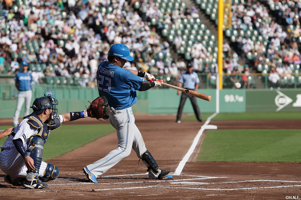 2回表、センターへヒットを放つ伏見選手