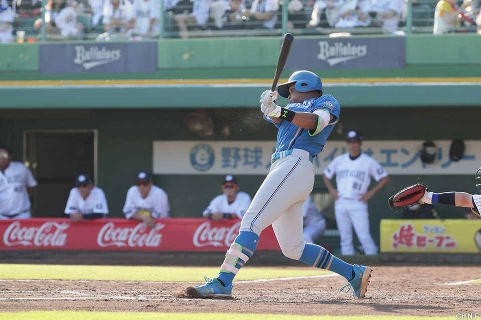 4回表、ライトへヒットを放つ万波選手01