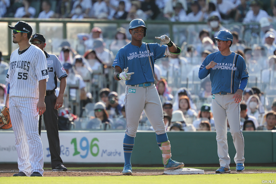 4回表、ライトへヒットを放つ万波選手02