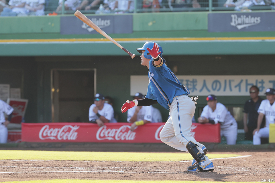 5回表、センターへヒットを放つ伏見選手