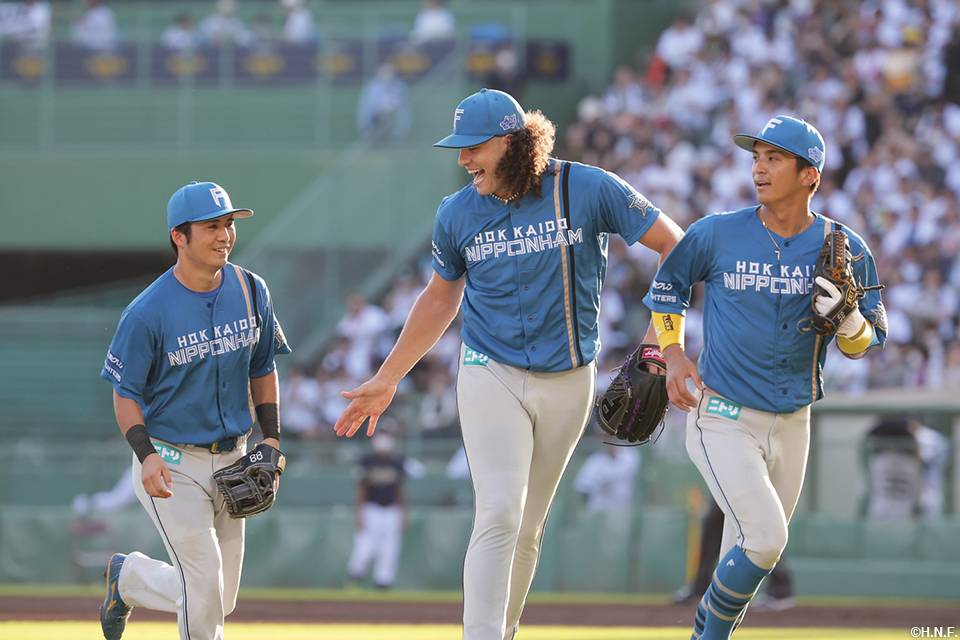 6回裏を抑えたポンセ投手と上川畑選手、山田選手