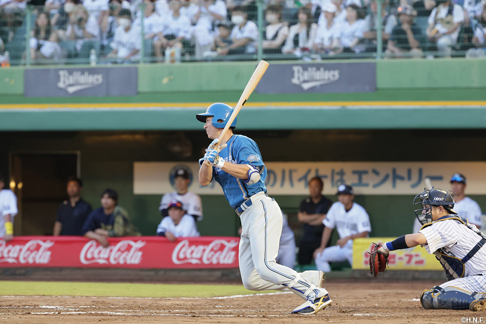 9回表、センターへヒットを放つ松本剛選手