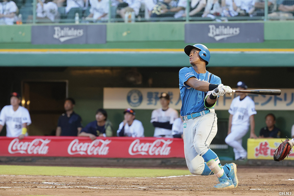 9回表、センターへヒットを放つ万波選手