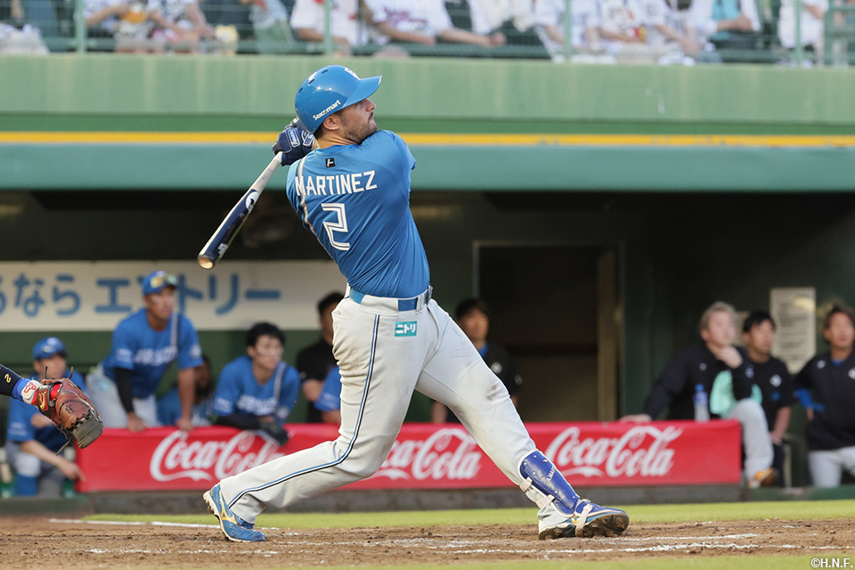 9回表、満塁弾を放つマルティネス選手01