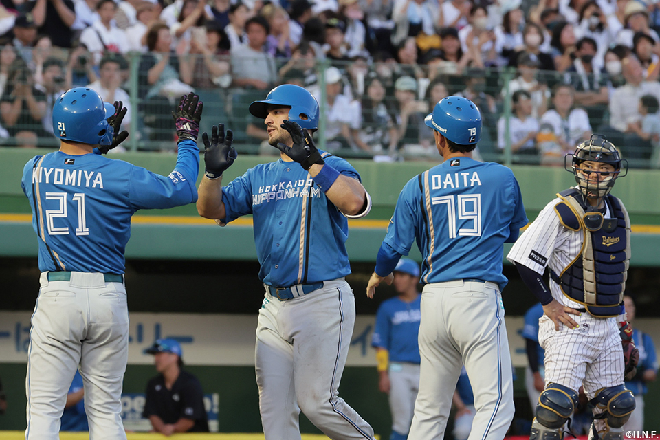 9回表、満塁弾を放つマルティネス選手02