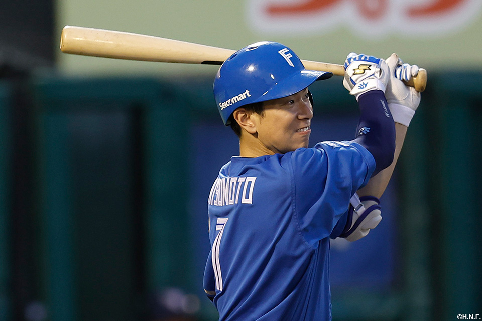 4回表、センターへヒットを放つ松本剛選手