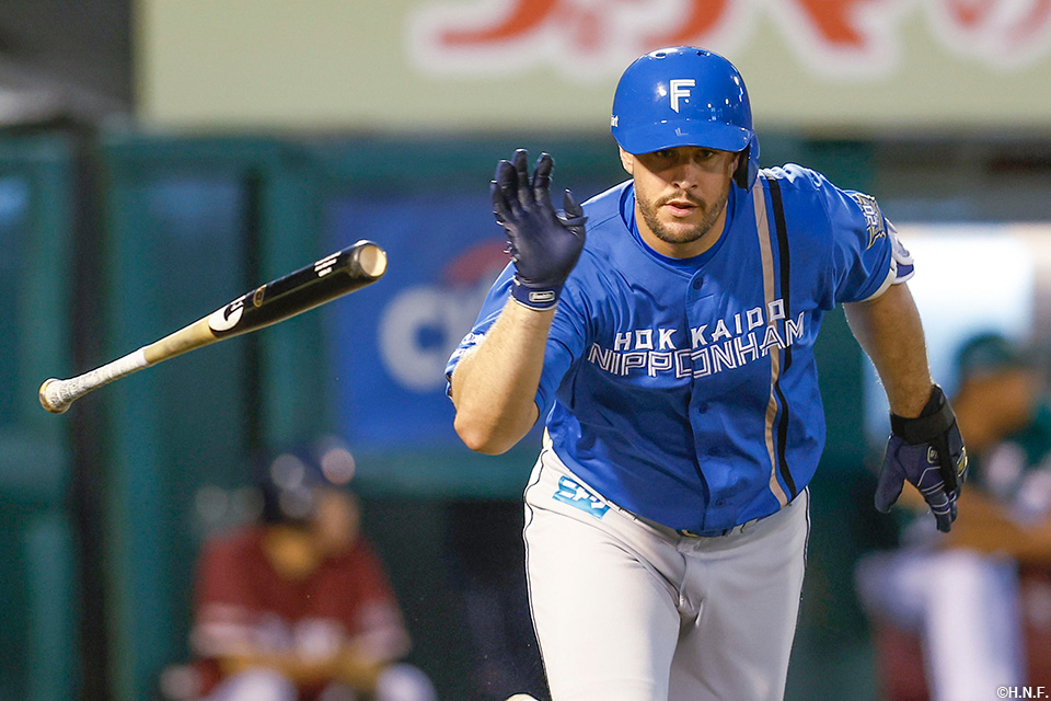 4回表、適時二塁打を放つマルティネス選手01