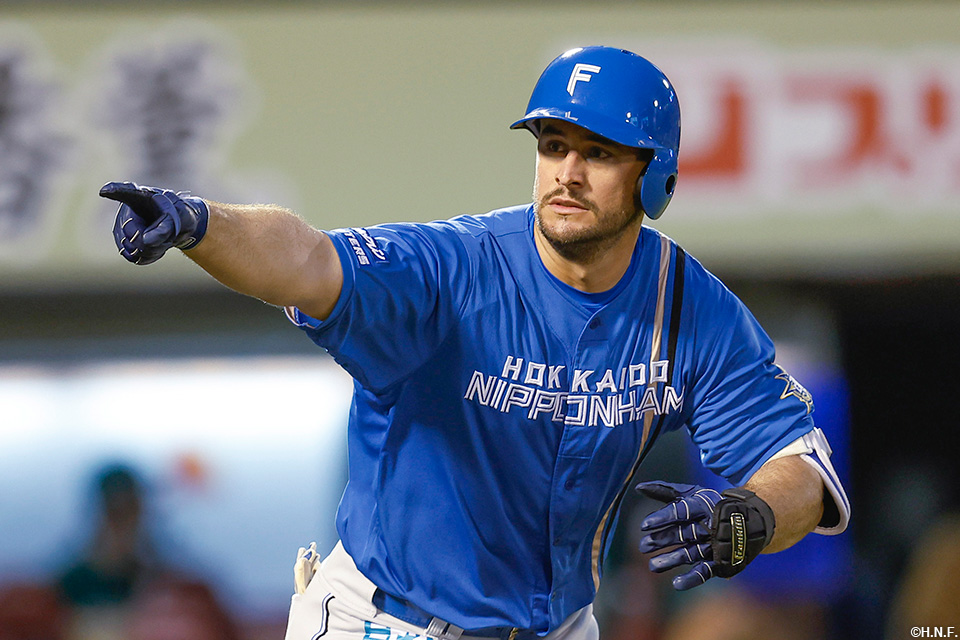 4回表、適時二塁打を放つマルティネス選手02