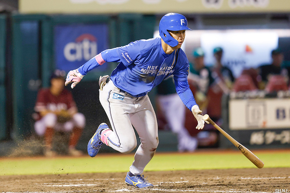 5回表、二塁打を放つ加藤豪選手