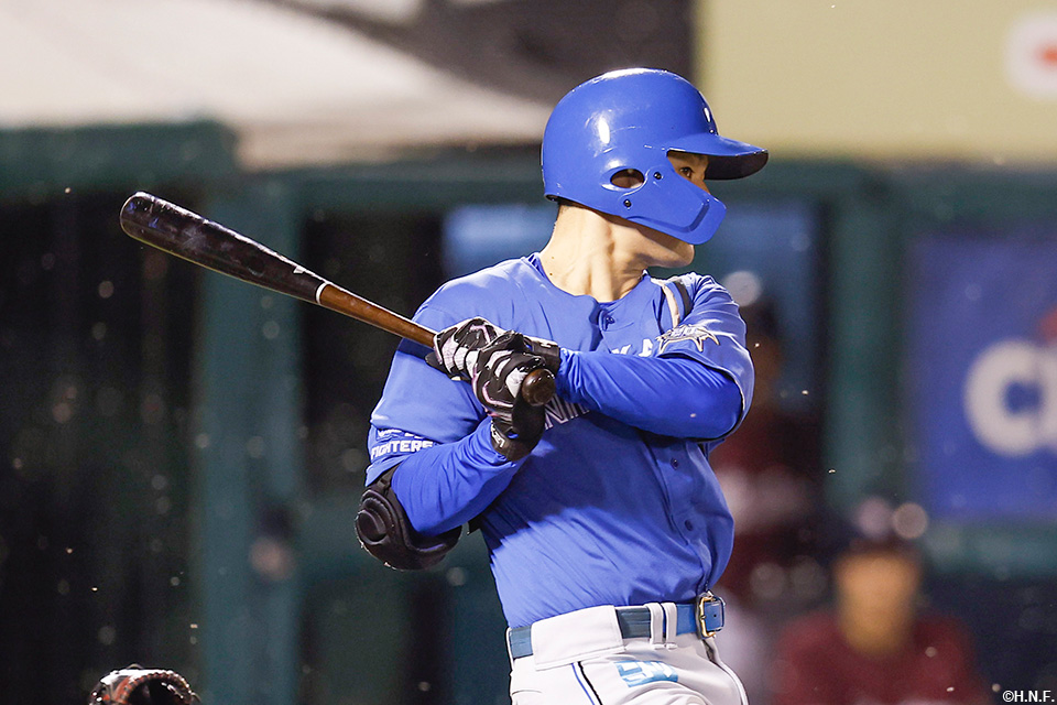 6回表、ライトへヒットを放つ清宮選手