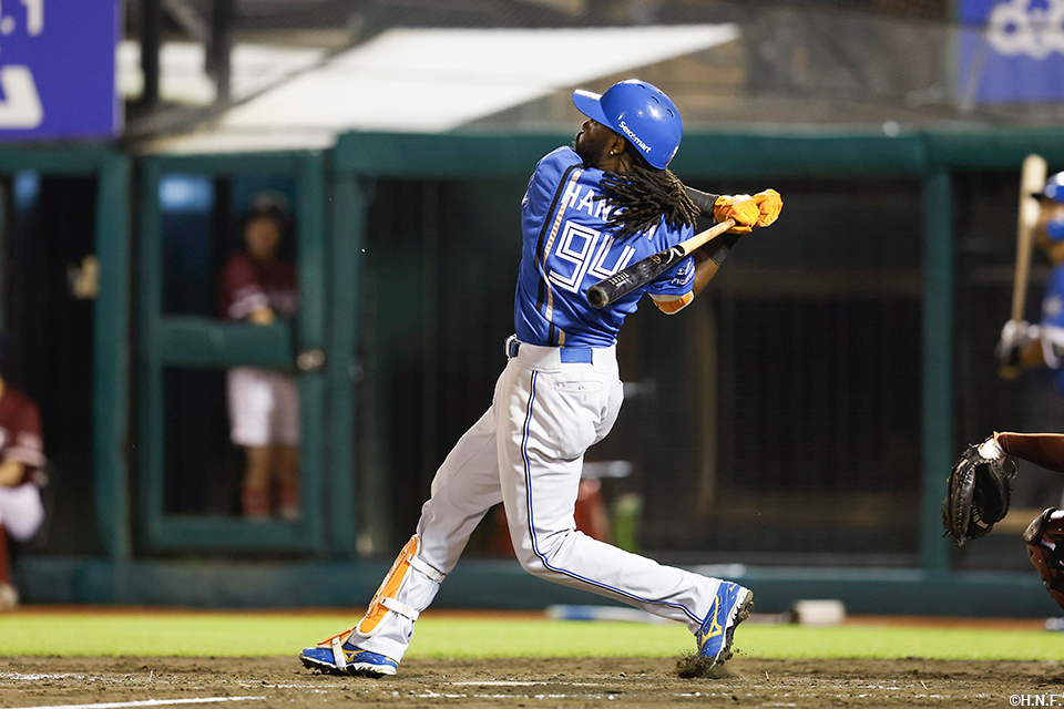 5回表、ライトへ先制の2ランホームランを放つハンソン選手01