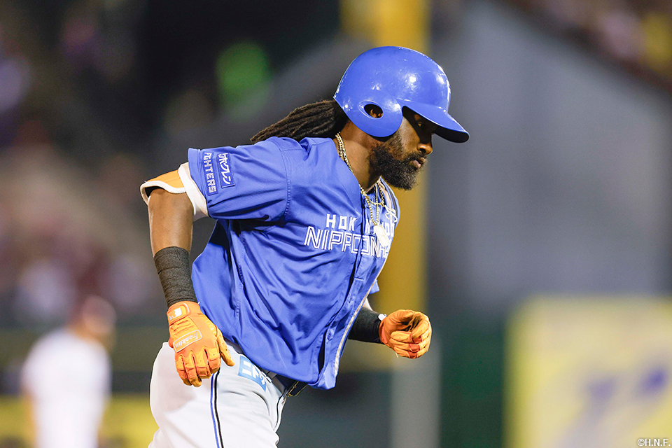 5回表、ライトへ先制の2ランホームランを放つハンソン選手02