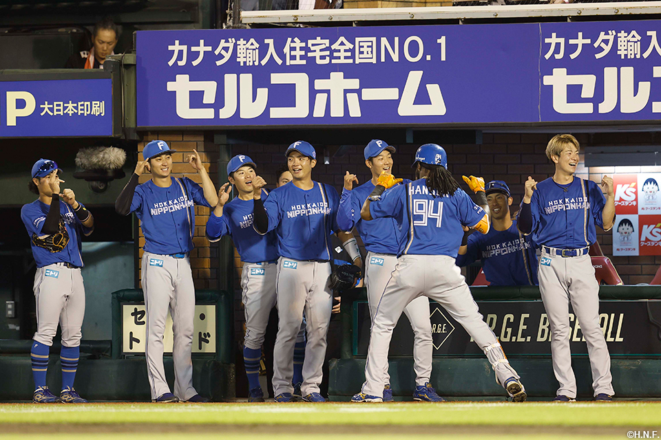 5回表、ハンソン選手のホームランを祝福する様子01