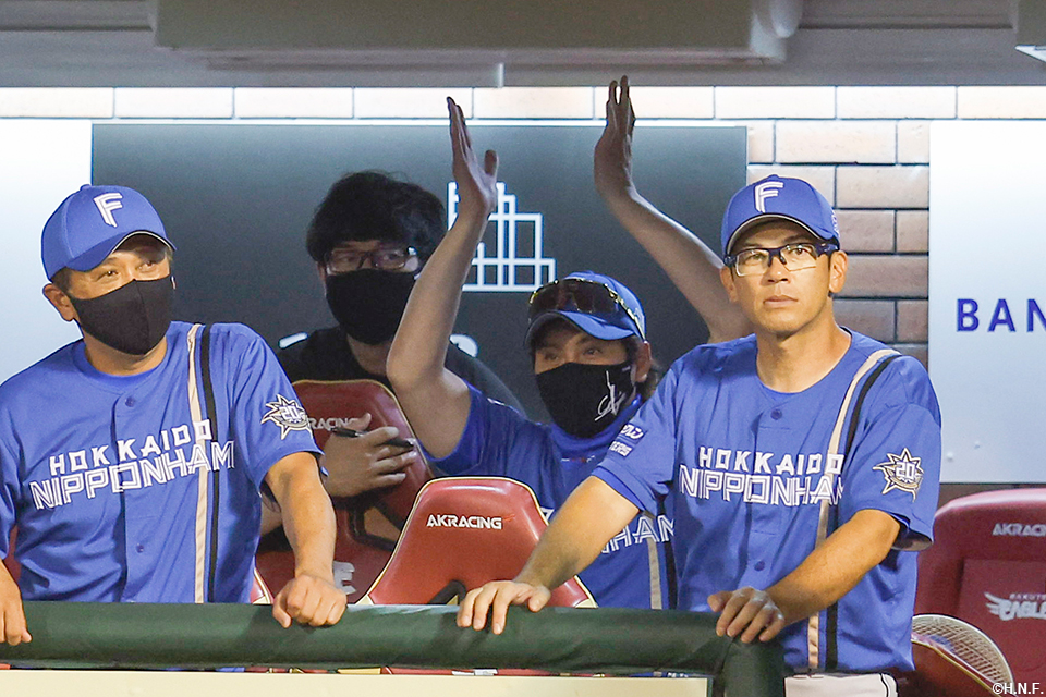 5回表、ハンソン選手のホームランを祝福する様子02